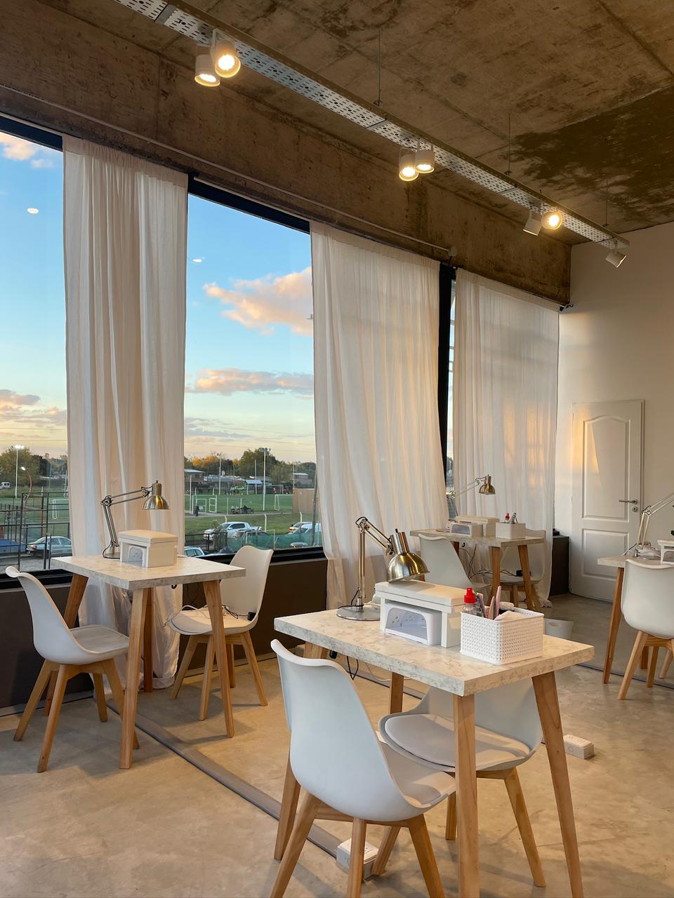 Interior de Avanti Spa de Uñas con puestos de manicura junto a grandes ventanales
