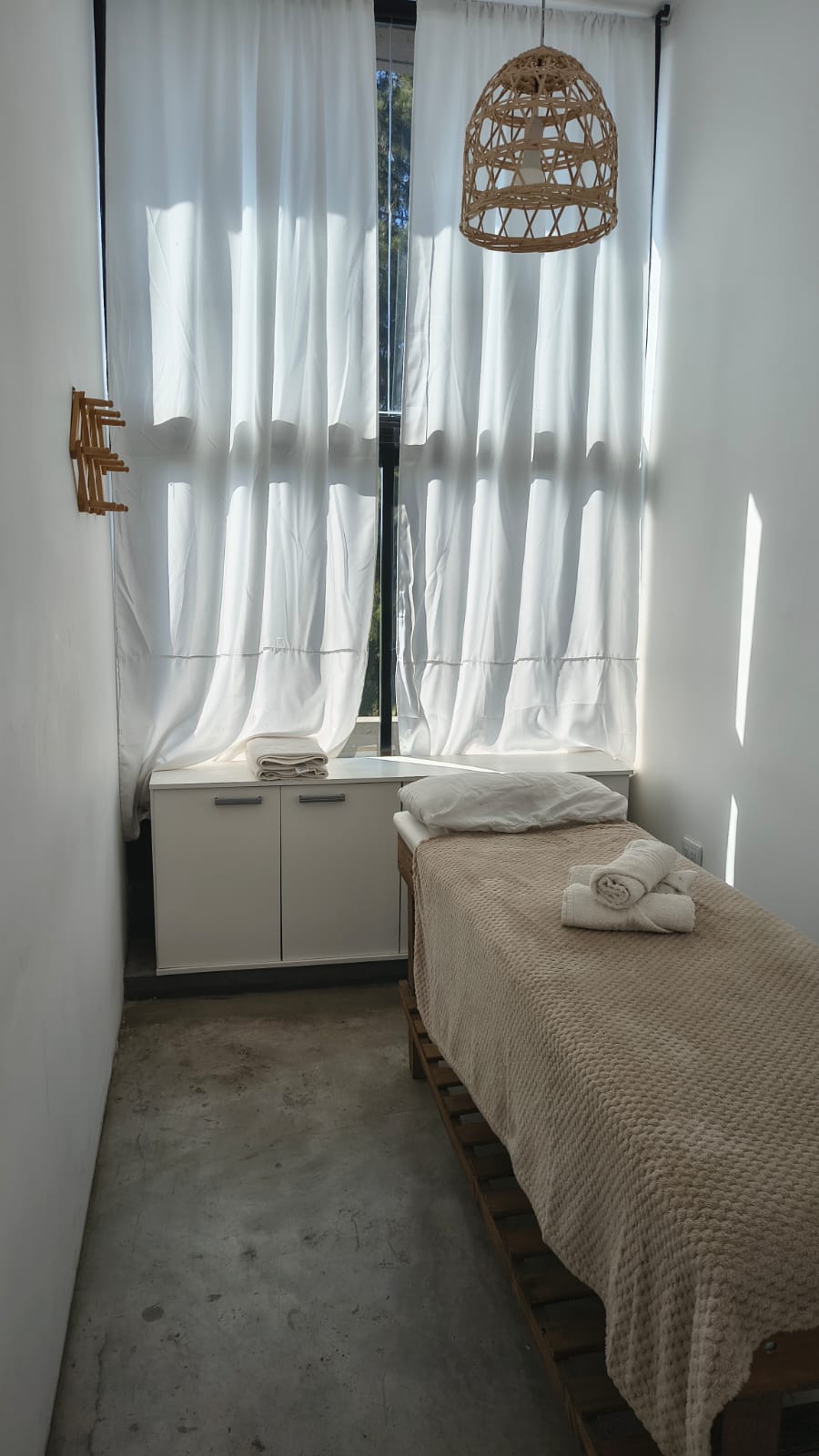 Sala de tratamientos de Avanti Spa de Uñas con camilla y cortinas de lino